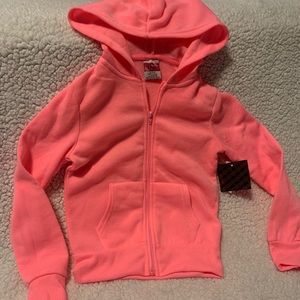 Little girls zip up